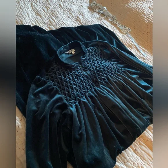 Vintage Green Velvety Nighdress - Picture 2 of 5